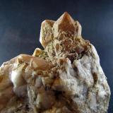 Cuarzo con Calcedonia<br />Monte da Cidade, Santa Uxía de Ribeira, Ribeira, Comarca A Barbanza, La Coruña / A Coruña, Galicia / Galiza, España<br />Cristal mayor 4 cm, tamaño pieza 12 cm<br /> (Autor: Rodrigo Fresco)