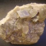 Dolomita<br />Cantera Azcárate (Azkarate), Eugui, Esteríbar, Comarca Auñamendi, Comunidad Foral de Navarra (Navarra), España<br />14 x 13 cm. El cristal mayor mide 2 x 2 cm.<br /> (Autor: Antonio Alcaide)