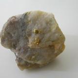 Oro sobre cuarzoMina Sultana, Grupo Minero Sultana-San Rafael, Los Lomos, Cala, Comarca Sierra de Huelva, Huelva, Andalusia, Spain5x4,7x2,7 cm. (Autor: Nacho)