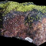 Saleeita, El Pedregal, Don Benito, Badajoz. Pieza de 9,5x7x5 cm, con cristales formando rosetas de hasta 3-4 mm. Pieza analizada por DRX, resultando Saleeita rica en Fe con algo de Vanuralita Col. y foto Nacho Gaspar. (Autor: Nacho)