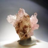 Cuarzo Rosa cristalizado y cuarzo fume. Galilèia (Minas Gerais, Brasil). 4,5 x 3,5 x 3,0. (Autor: Jesús Pontac Estallo)