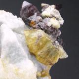 Forsterita-Clinohumita + Espinela
El Juanar - Ojén - Málaga - Andalucía - España
Detalle - Cristal mixto de 5.7 cm (Autor: Diego Navarro)
