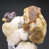 Forsterita-Clinohumita + Espinela
El Juanar - Ojén - Málaga - Andalucía - España
Parte trasera - Cristal mixto de 5.7 cm (Autor: Diego Navarro)
