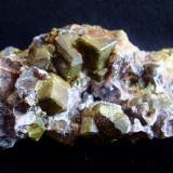 Garnet with chalcopytite and quartz. Locality: Sombrerete, Zacatecas, México size: 9.8cm x 5.2cm x 4.5cm (Author: Luis Domínguez)