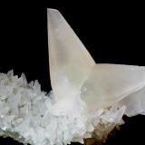 Calcite twinned on Quartz recovered with Calcites dog tooth
9,0 cm X 3,8 cm X 5,5 cm (5,5 cm X 1,7 cm X 4,5 cm the bigger Calcite) (Author: silvio steinhaus)