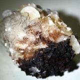 Magnesita sobre dolomita con recubrimiento de manganeso y micro cristales de malaquita.Azcárate Quarry, Eugui, Esteríbar, Comarca Auñamendi, Chartered Community of Navarre (Navarre), Spain9 cm (Autor: canada)