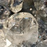 Anglesita sobre Galena. Touissit, Oujda, Marruecos. Detalle del cristal más grande.15x13x4.mm (Autor: Andrés Torres Triana)