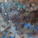 Azurita & Granate (Detalle de la pieza anterior) - Mines de Can Montsant, Hortsavinyà, Tordera, El Maresme, Barcelona, Catalunya, España
Medidas: 5,7x3,5x3 cms (Autor: Joan Martinez Bruguera)