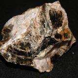 Mica Flogopita, Vallenar, Región de Atacama, Chile, 9 x 6,5 x 4 cm. (Autor: rodrigo manriquez)