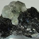 Galena,  esfalerita y cristales de fluorita con inclusiones de pirita  Mina Naica, Chihuahua 11x7.5x6cm (Autor: Luis Edmundo Sánchez Roja)