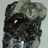 Galena en la base, esfalerita y cristales de fluorita con inclusiones de pirita Mina Naica, Chihuahua 11x7.5x6cm (Autor: Luis Edmundo Sánchez Roja)