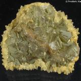 Fluorita, Calcita.
Mines de Sant Marçal, Viladrau-Massís del Montseny-Osona,  Girona, Catalunya, España.
4 x 3,5 x 1 cm. (Autor: Frederic Varela)