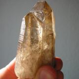 Such smoky quartz crystals are known from the Fichtelgebirge, Bavaria. However, this 7,5 cm crystal is a real oldtimer from Johanngeorgenstadt, Erzgebirge, Saxony. (Author: Andreas Gerstenberg)
