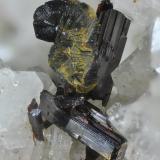 Rutilo y clorita
Macael, Almería, Andalucía, España.
Encuadre 3 x 4 mm. (Autor: Juan Miguel)