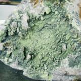 ahora una pieza bonita, una parte de una geoda de cuarzo de 10x10 cm recubierta de wavellita. Por desgracia tiene varios contactos. Vilachán do Monte, Tomiño 2011 (Autor: usoz)