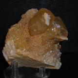 Calcita sobre Dolomita
Cantera Candesa, Camargo, Cantabria, España.
Cristal de Calcita: 3cm 
Pieza: 9,5 cm x 7 cm (Autor: marcel)