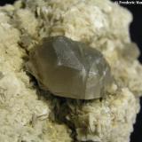 Calcita sobre Dolomita. 
Mina La Cuerre, Rionansa (Herrerías), complejo minero de La Florida, Sierra de Arnero, Cantabria, España. 
Cristal 2,5 cm.
Detalle de la pieza anterior. (Autor: Frederic Varela)