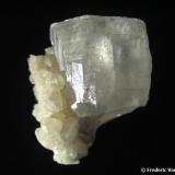 Calcita, Dolomita. 
Mina La Cuerre, Rionansa (Herrerías), complejo minero de La Florida, Sierra de Arnero, Cantabria, España. 
3 x 2 cm.
Cristal casi flotante de Calcita soportado por una agrupación de pequeños cristales de Calcita y Dolomita. (Autor: Frederic Varela)