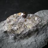 Esfalerita sobre calcita y pirita. Mina Nieves, Viérnoles, Cantabria 
Cristal aprox. 1cm. (Autor: PabloR)