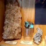 Hemimorphites from Arizona and Mexico next to a large Hessian halite. (Author: Tobi)