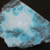 Pectolita "Larimar" (cara pulida)
Sierra de Barauco 
República Dominicana
Medidas: 47 x 38 x 15 mm (Autor: Joan Martinez Bruguera)