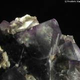 Fluorita.
Mina Okorusu (Okarusu), Distrito de Otjiwarongo, Región de Otjozondjupa, Namibia.
Detalle de algunos cristales con la misma iluminación posterior.
Pueden verse más fotos de estas fluoritas aquí:
http://www.foro-minerales.com/forum/viewtopic.php?p=17479#17479 (Autor: Frederic Varela)