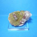 Fluorita con calcita y piritaMina Moscona, El Llano, Solís, Corvera de Asturias, Comarca Avilés, Principado de Asturias (Asturias), España7 x 4 cm. (El cristal principal de calcita mide 2 cm.) (Autor: Darío Menéndez)