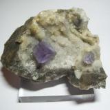 Fluorita<br />Mina La Viesca, zona minera de La Collada, Huergo, Siero, Comarca Oviedo, Principado de Asturias (Asturias), España<br />9 x 6 cm. (El cristal mayor mide 1cm. de arista)<br /> (Autor: Darío Menéndez)