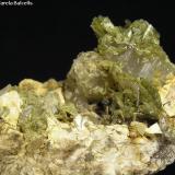 Clinozoisita, Cuarzo.
Can Vernenc, La Batllòria (Sant Celoni), Serra del Montnegre, Vallès Oriental, Barcelona, Catalunya, España.
4 x 3 x 2 cm. (Autor: Frederic Varela)