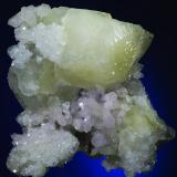 Datolita y cuarzo. Pieza flotante.
Boron Pit. Dalnjegorsk. Primorskij Kraj. Rusia. 
9.3x8 cm. Cristal mayor 4.8 cm. (Autor: Juan L)