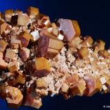 Vanadinita. 
ACF mine area. Mibladen. Midelt. Marruecos. 
8x5 cm. Cristal mayor 1.3 cm. (Autor: Juan L)
