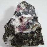 Variscite (red) with Frondelite (brown), Rockbridgeíte (black) and Albite (white)
Pegmatito de Boa Vista, Galiléia, Minas Gerais, Brazil
4,3 x 3,9 x 4 cm. (Author: Anísio Cláudio)