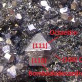 Galena
Huarón, Distrito San José de Huayllay, Cerro de Pasco, Provincia Daniel Alcides Carrión, Departamento de Pasco, Perú
Detalle del cristal principal con los posibles índices de Miller. El octaedro es dominante con un rombododecaedro muy marcado y posibles cubos en las artistas. (Autor: Antonio Alcaide)