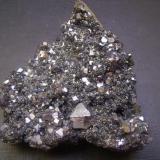 Galena
Huarón, Distrito San José de Huayllay, Cerro de Pasco, Provincia Daniel Alcides Carrión, Departamento de Pasco, Perú
6,5 x 6,5 x 2,5 cm.
Por la parte de atrás la matriz es de pirita y esfalerita masiva. (Autor: Antonio Alcaide)