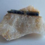 Distena en CuarzoSerrada de la Fuente, Puentes Viejas, Comarca Sierra Norte, Comunidad de Madrid, España5 x 5 cm. (Autor: javier ruiz martin)