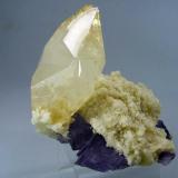 Calcita-Barita-Fluorita. Elmwood Mine. 8´5x8 cm. Cristal de 7 cm (Autor: geoalfon)