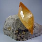 Calcita. Elmwood Mine. 19´5x14 cm. Cristal de 12 cm (Autor: geoalfon)