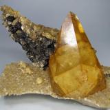Calcita. Elmwood Mine, Smith Co, Tennessee, Usa. 15x11 cm. Cristal de 8´5 cm. Ex. Col. Steve Neely (Autor: geoalfon)