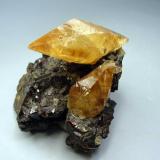 Calcita. Elmwood Mine, Tennessee, Usa. 6´5x6 cm. Cristal de 5 cm (Autor: geoalfon)