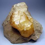 Calcita. Berry Materials Quarry, North Vernon, Indiana, Usa. 7x6 cm. Cristal de 4´5 cm (Autor: geoalfon)