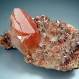 Calcita. Tonglushan Copper Mine, China. 7x4´5 cm. Cristal de 3´5 cm (Autor: geoalfon)
