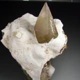 Calcita. Jalgaon, India. 9´5x8´5 cm. Cristal de 5 cm (Autor: geoalfon)