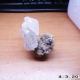 Creo que es una calcita de 6x6x4cm, formada por varios cristales, sobre estilbita agrupada de 5x3,5cm y recubierta de cuarzo microcristalino (Autor: Pogo)