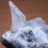 Creo que es una calcita recubierta de cuarzo microcristalino sobre calcedonia blanco azulada recubirta por el mismo cuarzo microcristalino, de punta a base mide en total unos 7 cm (Autor: Pogo)