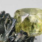 Cristal de Calcita, complejo y rico en caras, de excelente color amarillo, muy transparente y brillante, sobre una base de cristales de Stibnita.
Hechi, Guangxi, China
Encontrada en 1999
El cristal de Calcita mide: 1.8 × 1.6 cm.
Fotografía de "Minerales de Referencia" (Autor: Jordi Fabre)