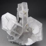 Calcita. Fuzichong. Prefectura de Wuzhou. Provincia de Guangxi. China. 7 x 5 cm. 
Una de mis debilidades: las calcitas pseudohexagonales. Esta presenta grandes prismas tabulares y zonación blanca. Fluorescente bajo UV. (Autor: Antonio Alcaide)