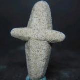 Calcita. Otra pieza del mismo yacimiento. En este caso una curiosa miniatura con dos cristales en forma de cruz (no creo que sea macla). 4 x 3 cm (Autor: Antonio Alcaide)