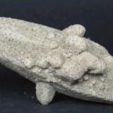 Calcita tipo "sand calcita". Rattlesnake Butte. Badlands. Dakota del Sur. EEUU. 8,5 x 4 cm. 
El yacimiento es una reserva india actualmente -y territorio indio desde siempre supongo-. Conserva las caras del escalenoedro. (Autor: Antonio Alcaide)