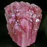 Liddicoatita
Pegmatita de Minh Tien, Distrito de Luc Yen, Provincia de Yenbai, Vietnam
Encontrada el año 2005
Tamaño de la pieza: 7 × 6.8 × 6.8 cm.
Foto: "Minerales de Referencia" (Autor: Jordi Fabre)