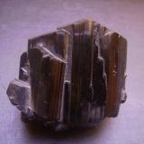 Chorlo. Mts. Erongo, Namibia. Agregado en paralelo de tres cristales biterminados flotantes. 6 x 6,5 cm. (Autor: Antonio Alcaide)